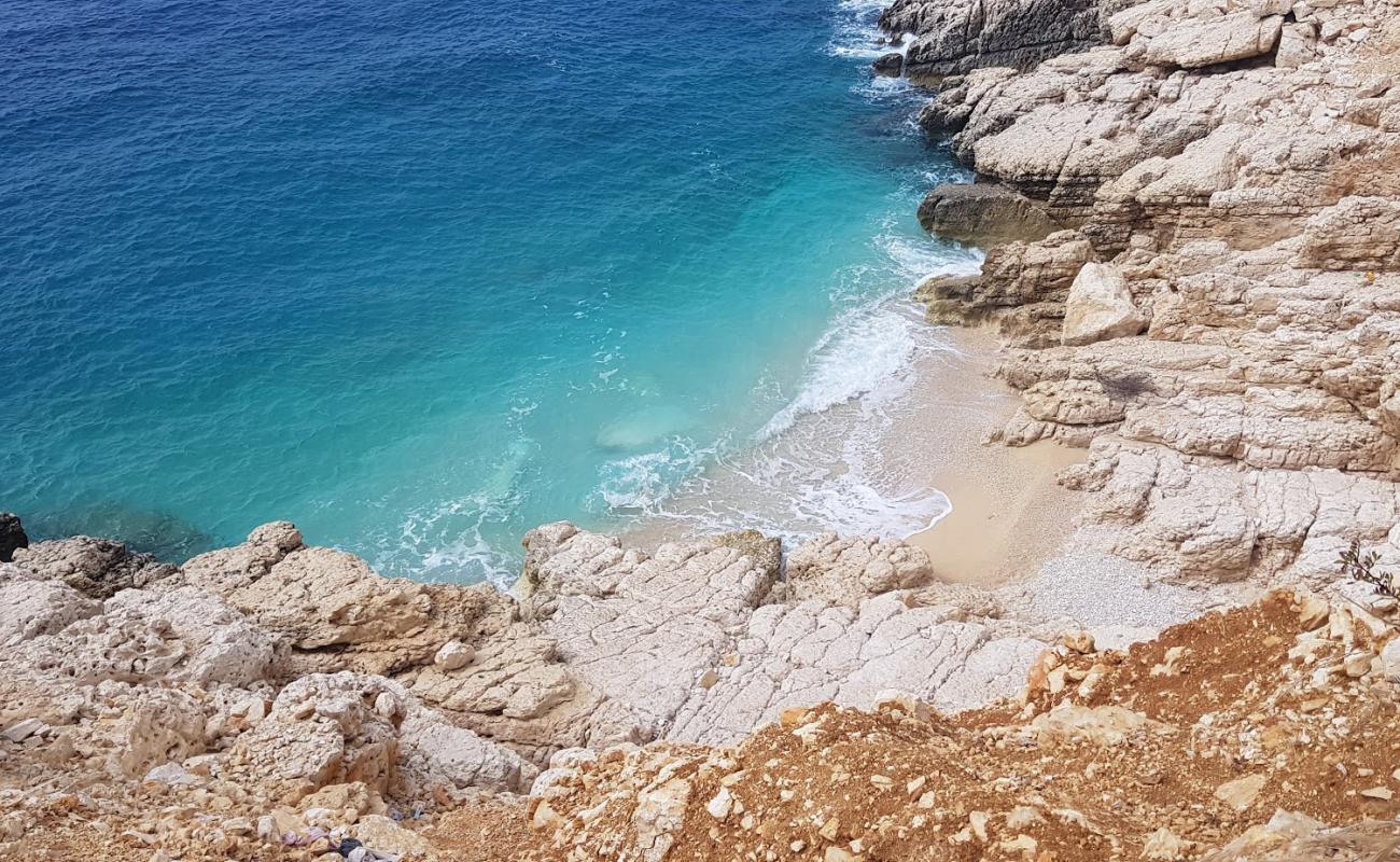 Small Bay'in fotoğrafı beyaz çakıl taş yüzey ile