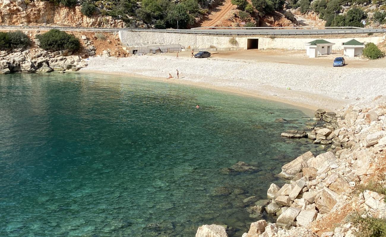 Small Bay II'in fotoğrafı beyaz çakıl taş yüzey ile