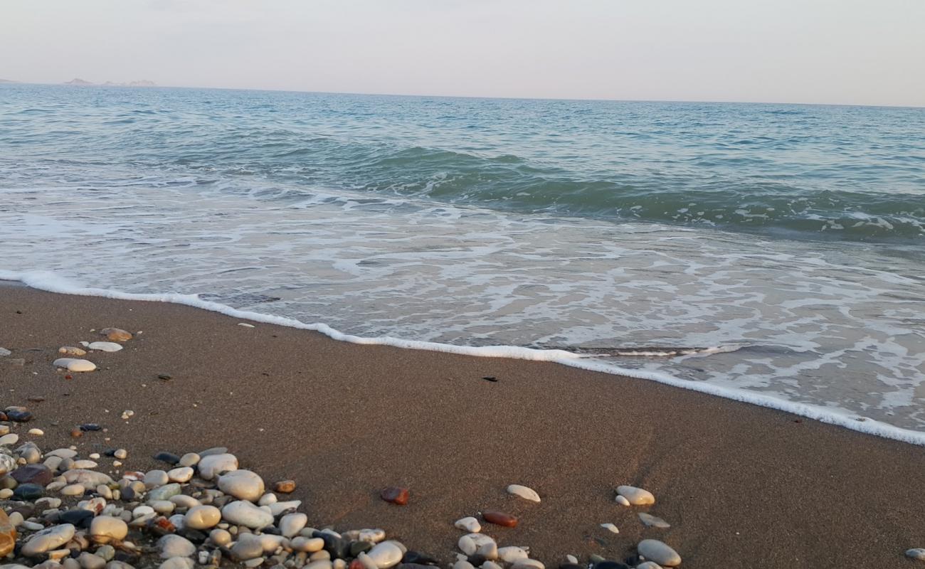 Finike Halk Plajı II'in fotoğrafı siyah kum ve çakıllar yüzey ile