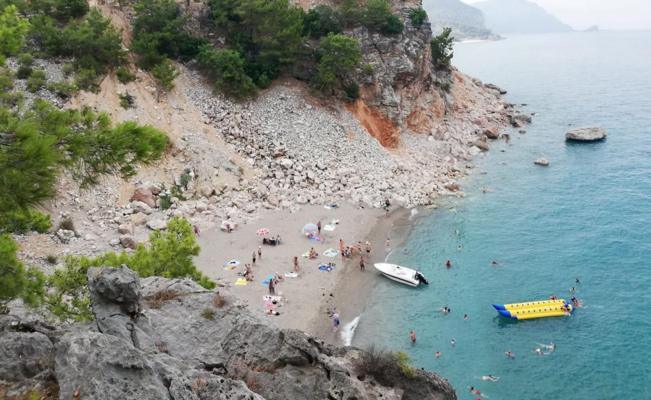 Trash bay beach'in fotoğrafı gri kum ve çakıl yüzey ile