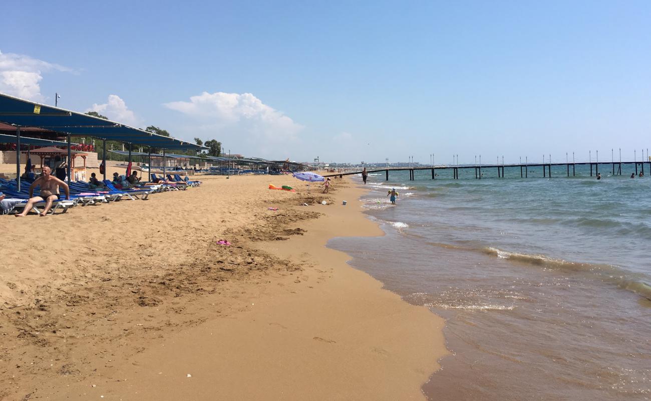 Side beach II'in fotoğrafı i̇nce kahverengi kum yüzey ile