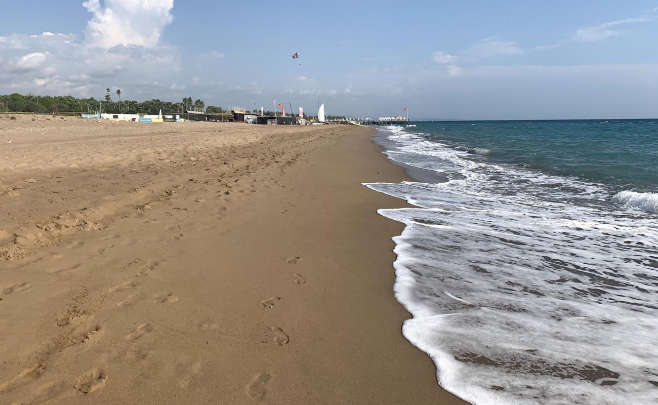 Camici beach'in fotoğrafı kahverengi kum yüzey ile