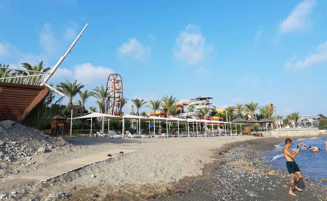 Turkler beach'in fotoğrafı siyah kum ve çakıllar yüzey ile