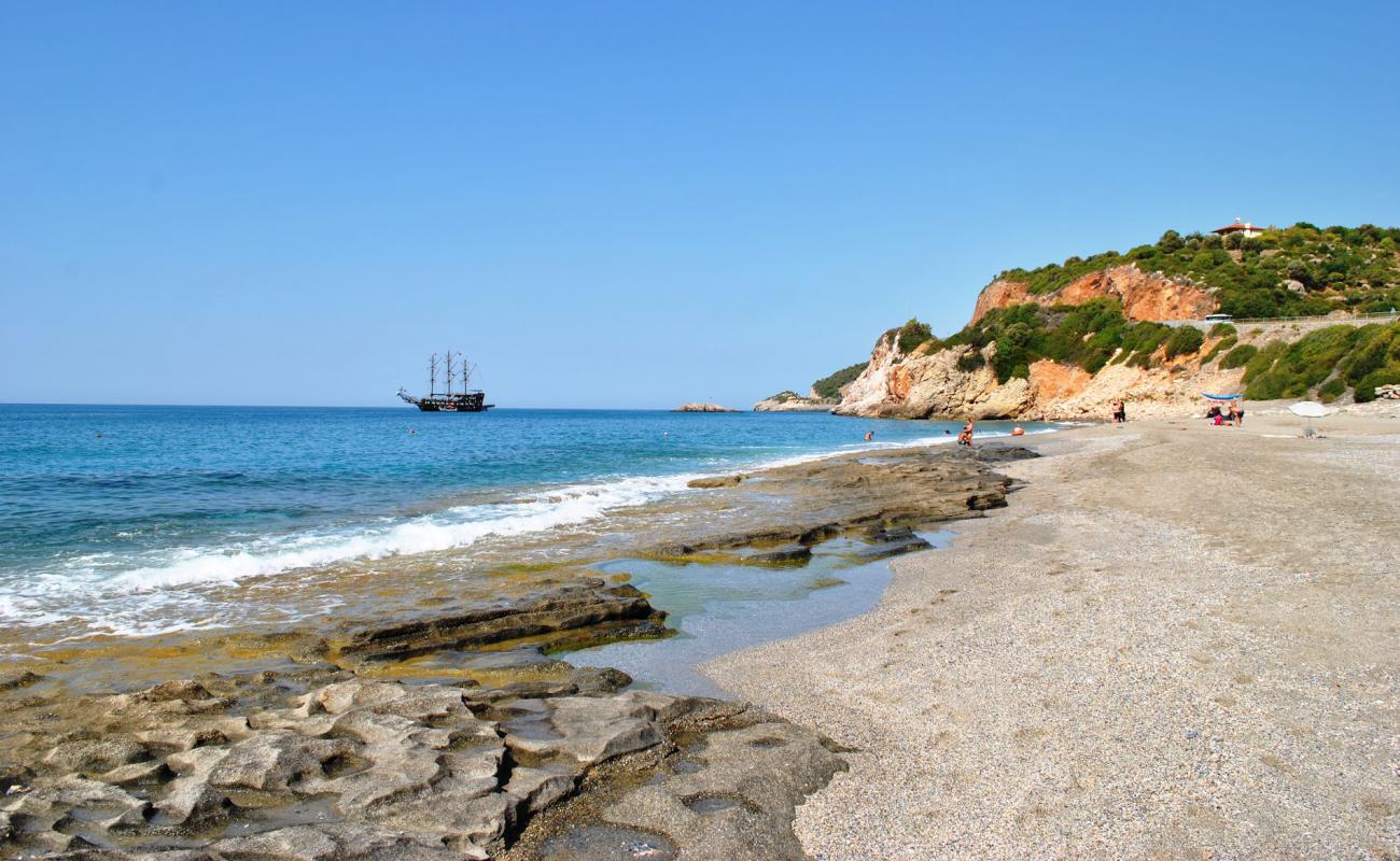 Dinek beach'in fotoğrafı gri ince çakıl taş yüzey ile