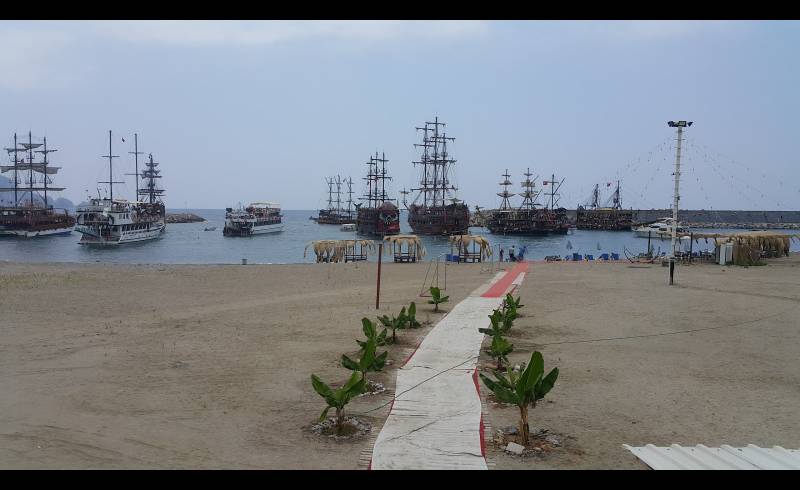 Dinek beach II'in fotoğrafı gri kum yüzey ile