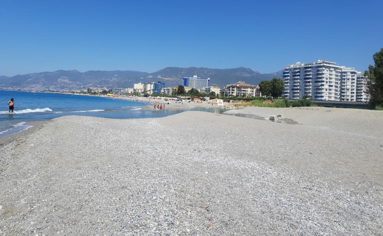 Tosmur beach'in fotoğrafı siyah kum ve çakıl yüzey ile