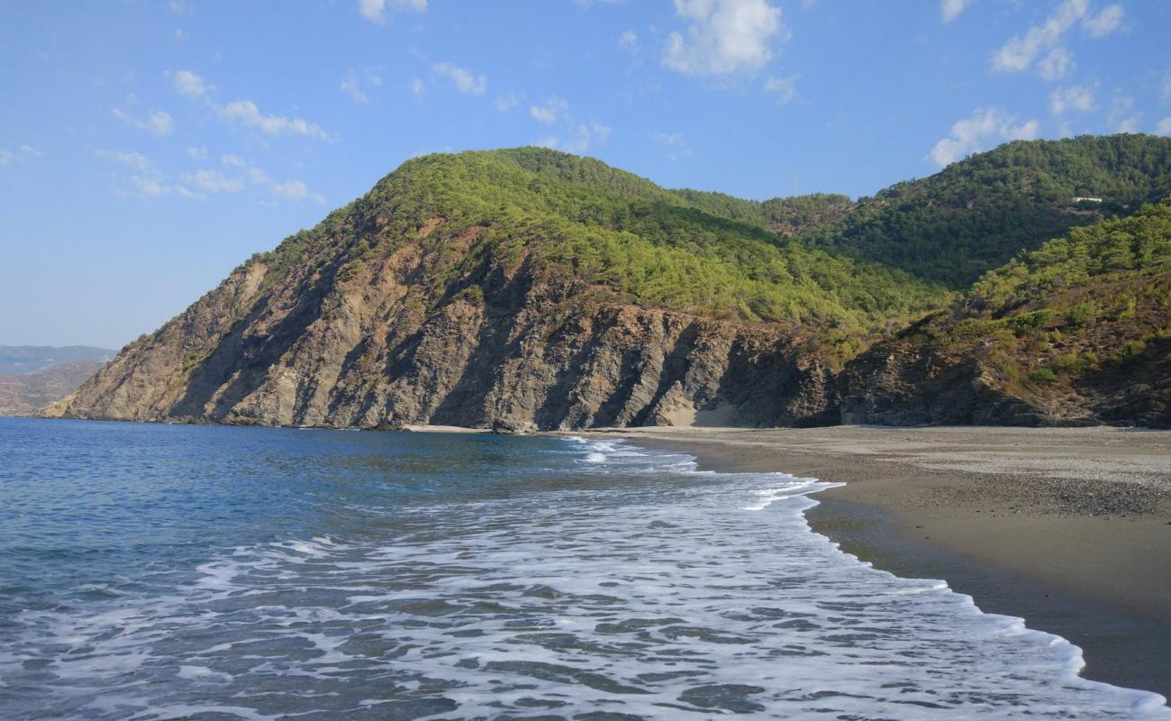 Demiroren beach'in fotoğrafı siyah kum ve çakıl yüzey ile