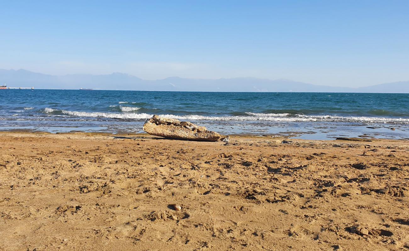 Yumurtalık Plajı III'in fotoğrafı bej kum ve kayalar yüzey ile