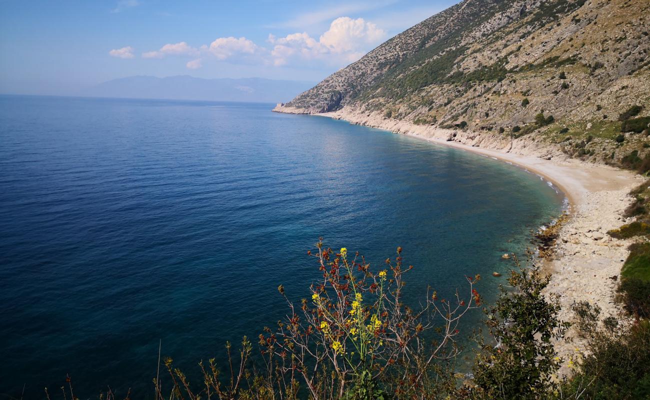 Samra beach'in fotoğrafı taşlar yüzey ile