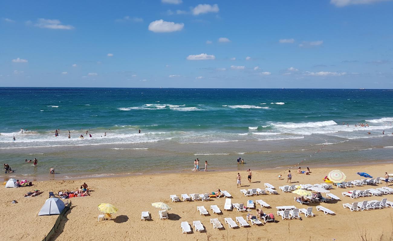 Burc beach'in fotoğrafı parlak kum yüzey ile