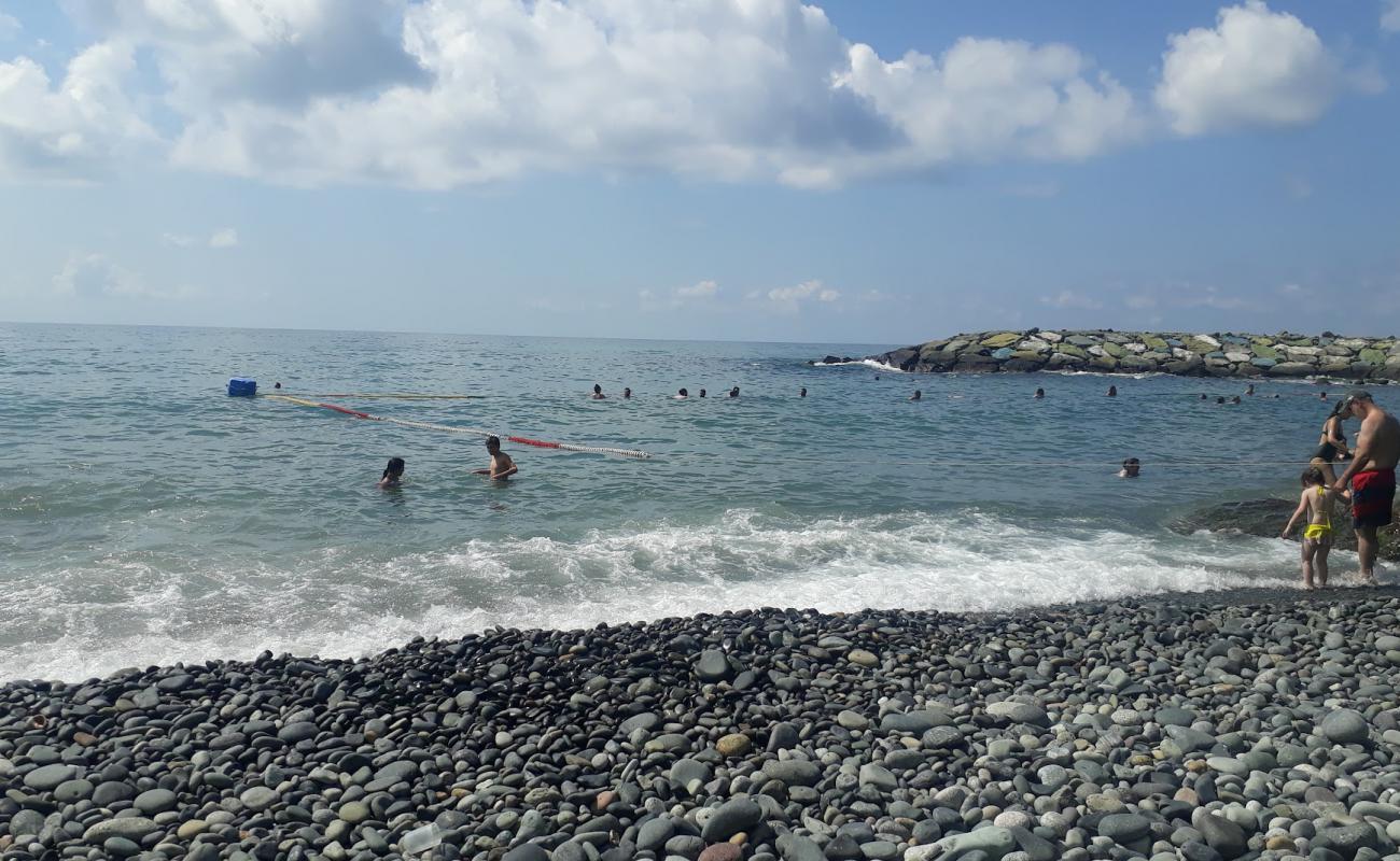 Arhavi Belediye Plaji'in fotoğrafı gri çakıl taşı yüzey ile