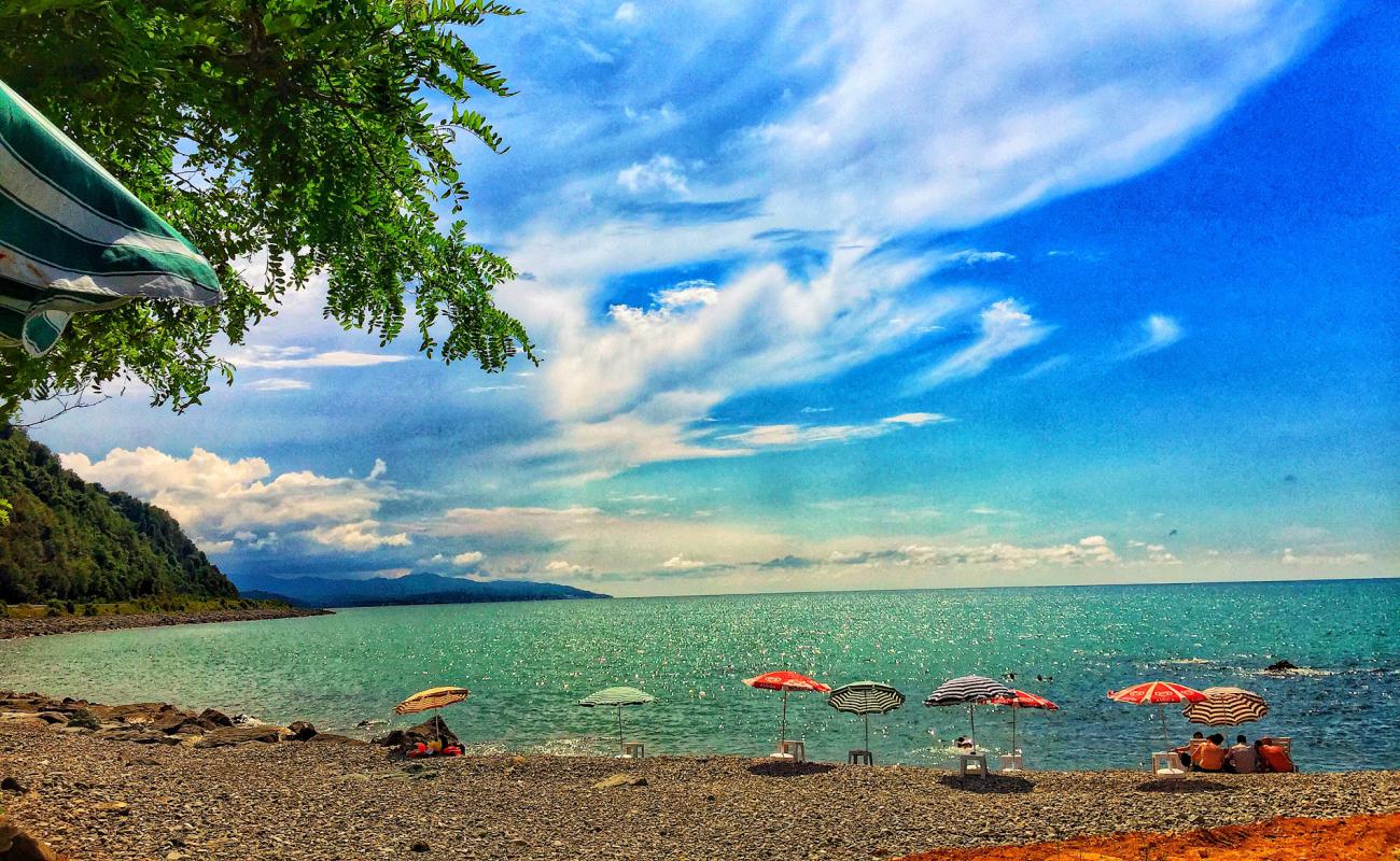 Family Beach Piti'in fotoğrafı gri çakıl taşı yüzey ile