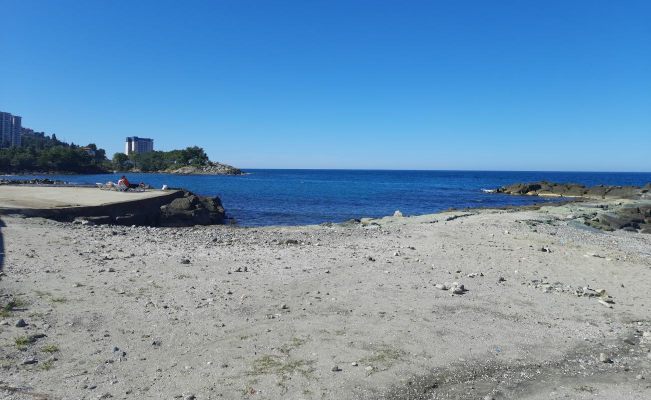 Ali Pasa Beach'in fotoğrafı bej kum ve kayalar yüzey ile