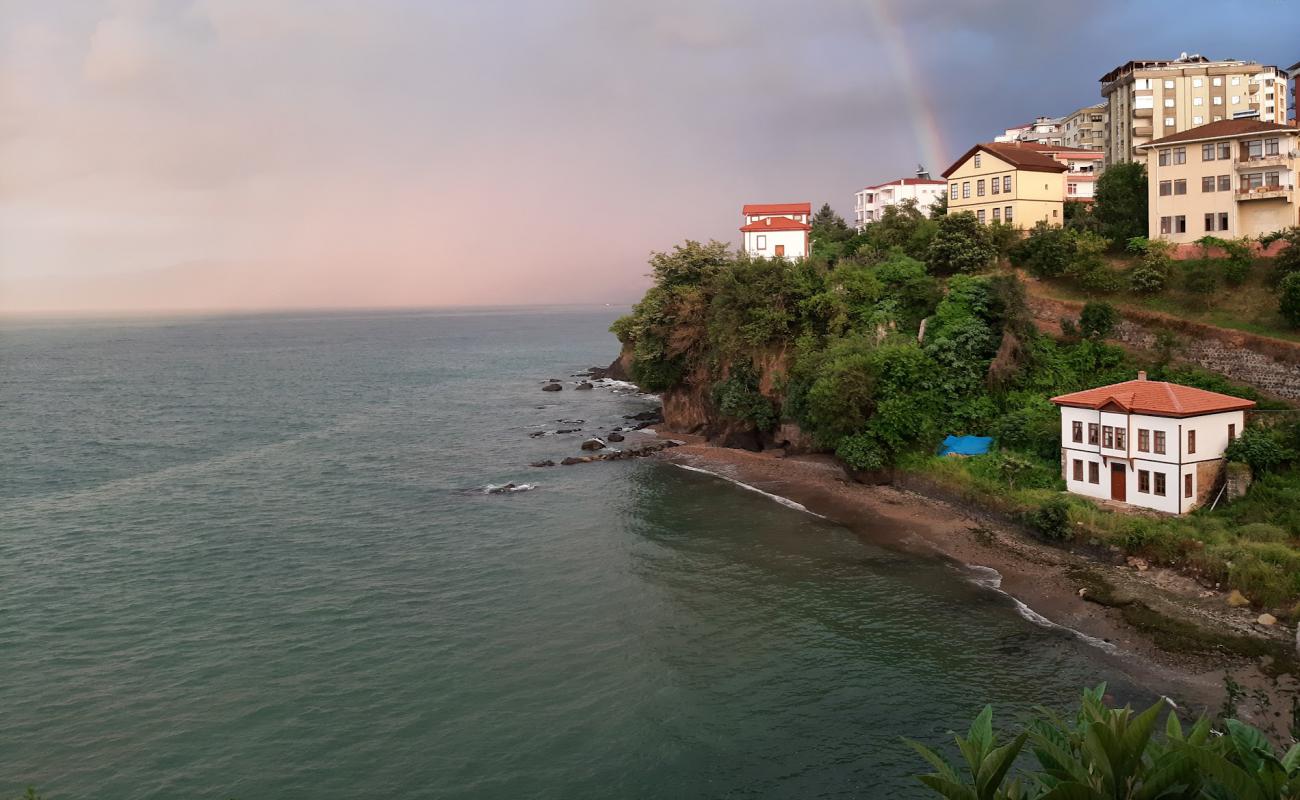 Konak Onu Plaji'in fotoğrafı bej kum ve kayalar yüzey ile