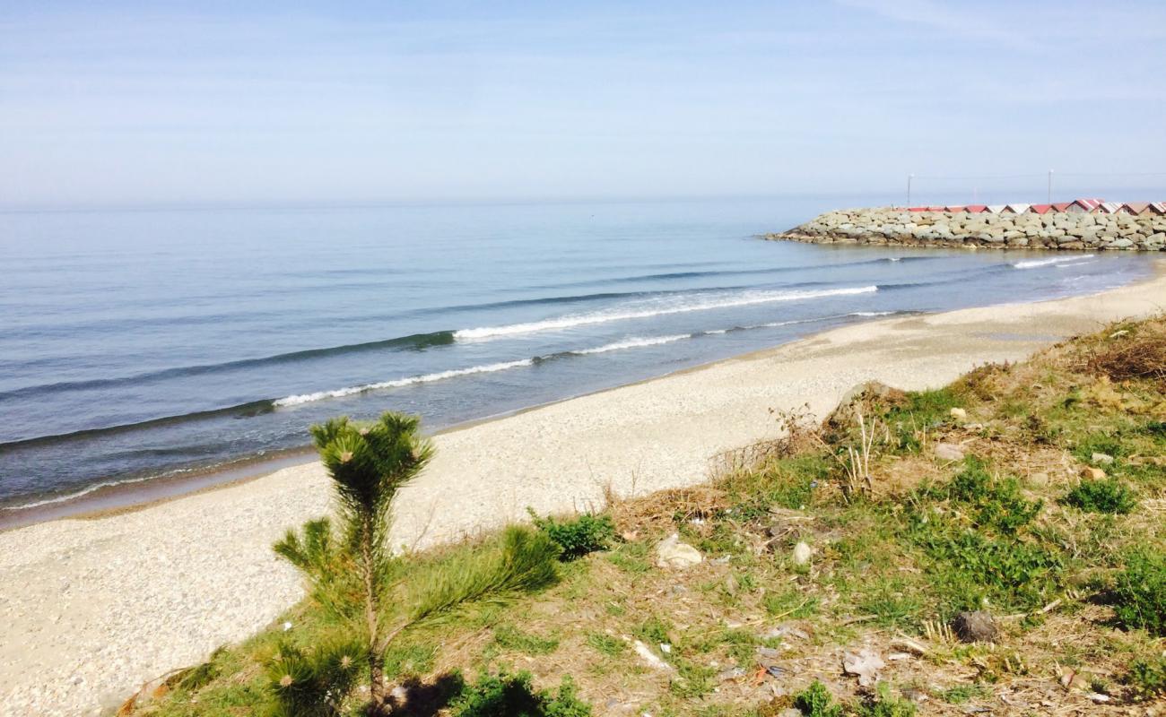 Samayer Beach'in fotoğrafı açık bej kum yüzey ile