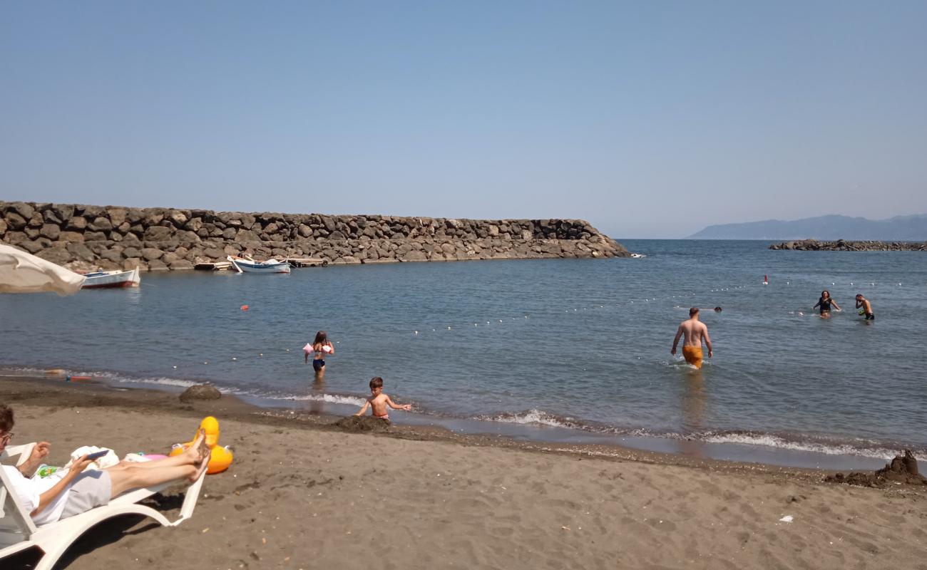 Besikduzu public beach'in fotoğrafı açık bej kum yüzey ile