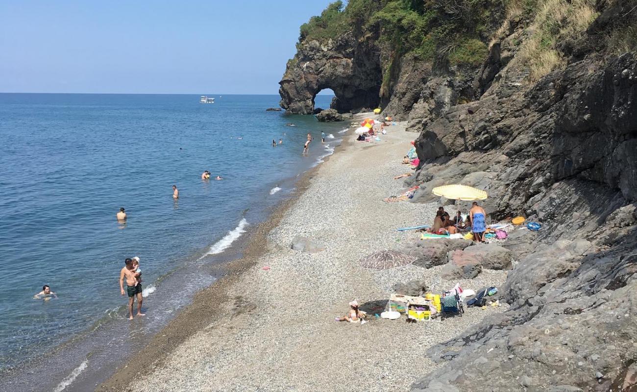 Deliklitas Beach'in fotoğrafı gri ince çakıl taş yüzey ile