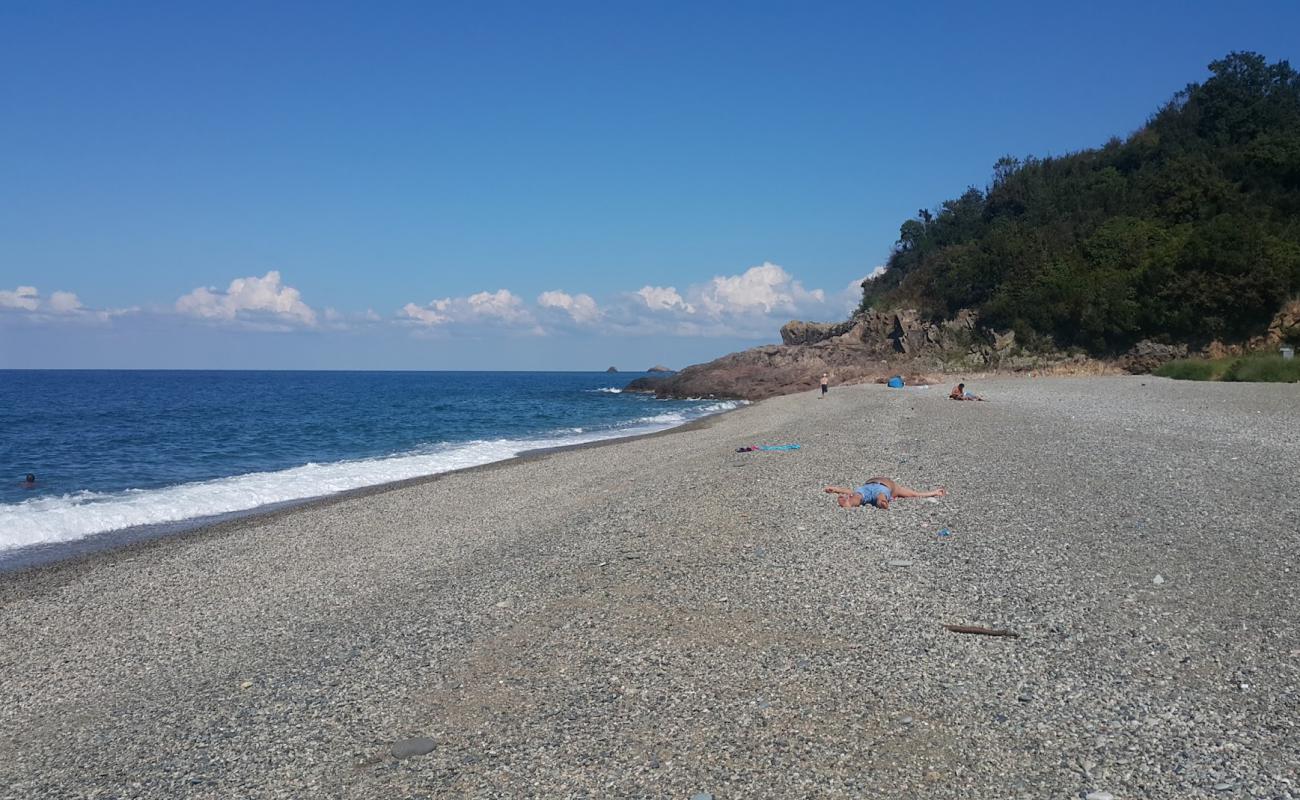 Yilgin Beach'in fotoğrafı gri kum ve çakıllar yüzey ile