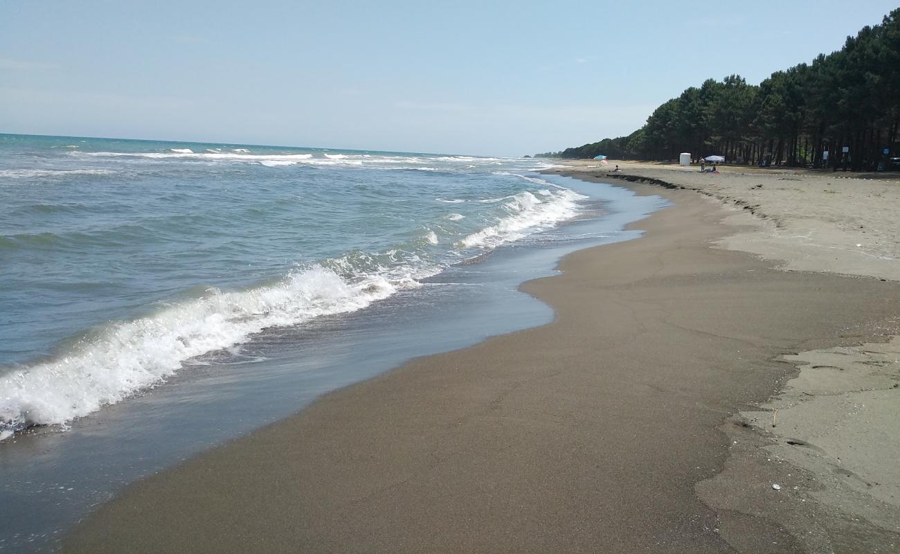 Yunus Beach'in fotoğrafı gri kum yüzey ile