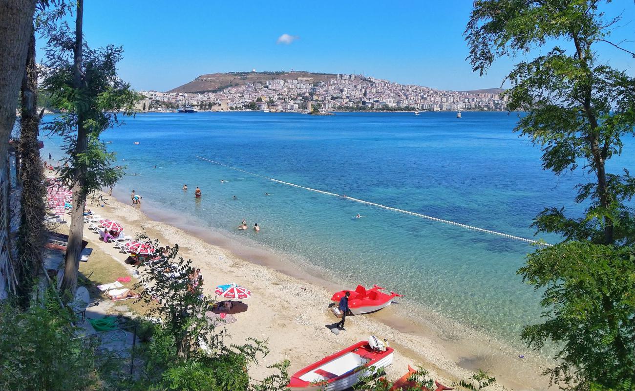 Cocuk Bahcesi Beach'in fotoğrafı açık bej kum yüzey ile