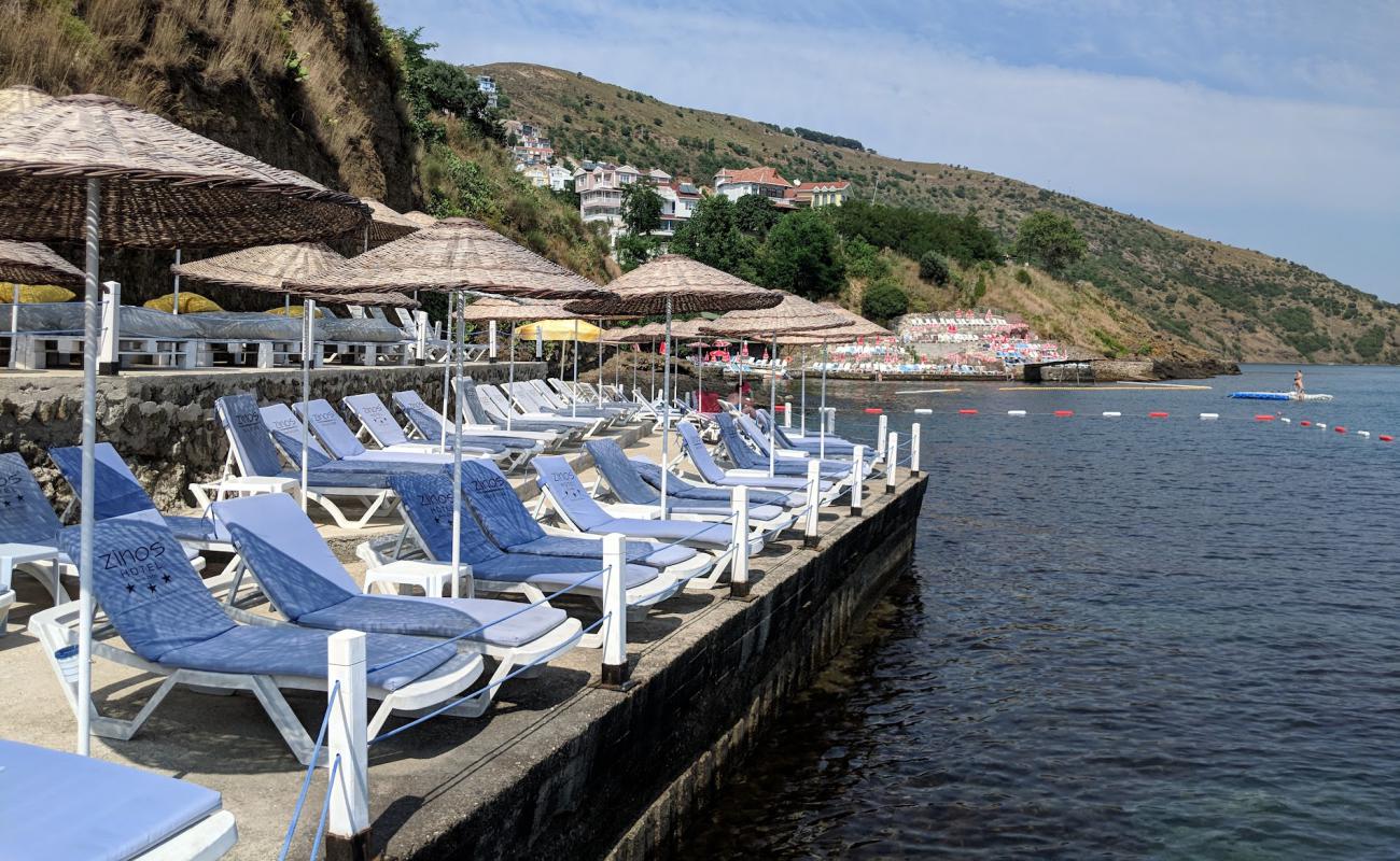 Zinos Beach'in fotoğrafı beton kaplı yüzey yüzey ile