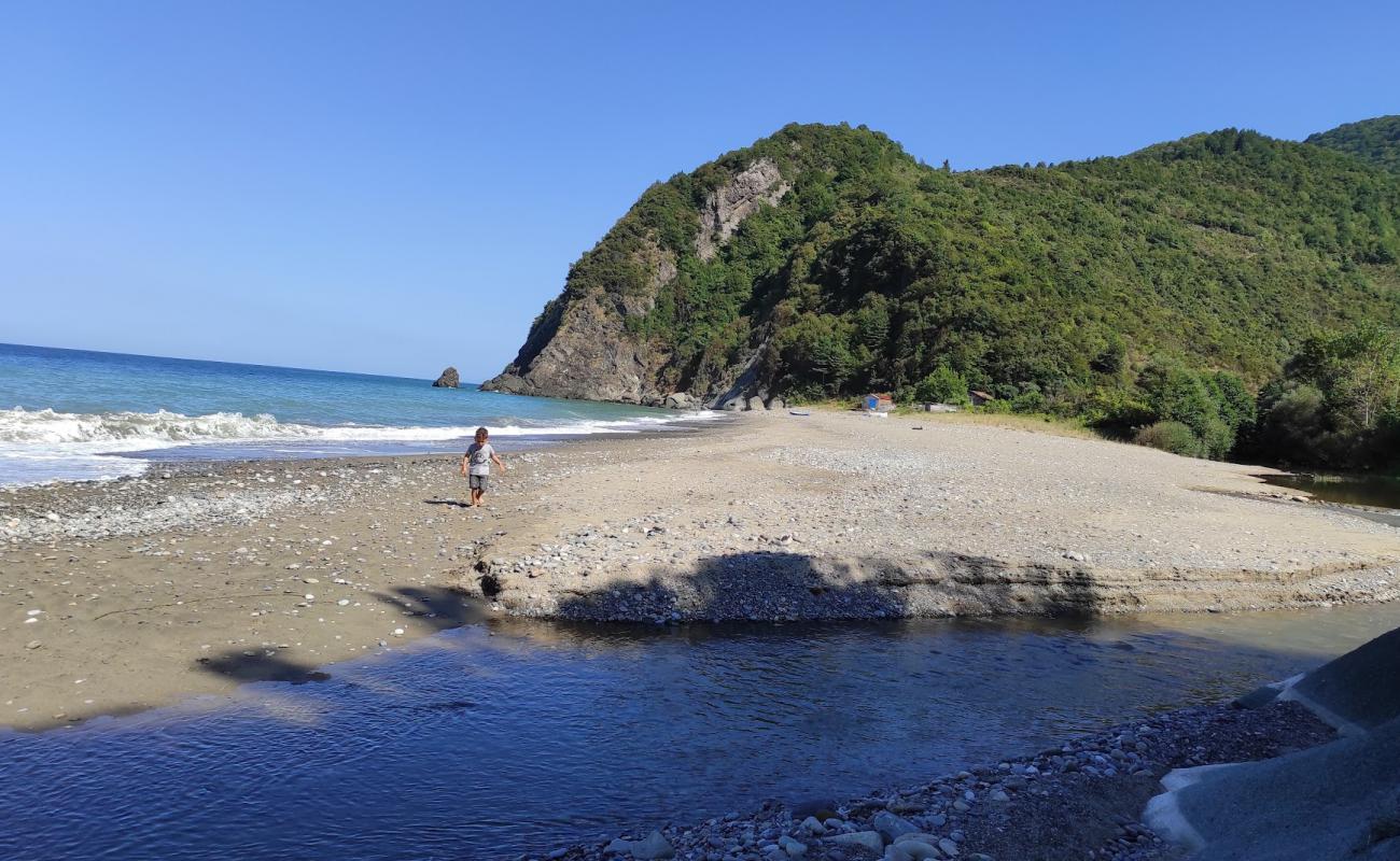 Kayran Yali Beach'in fotoğrafı çakıl ile kum yüzey ile