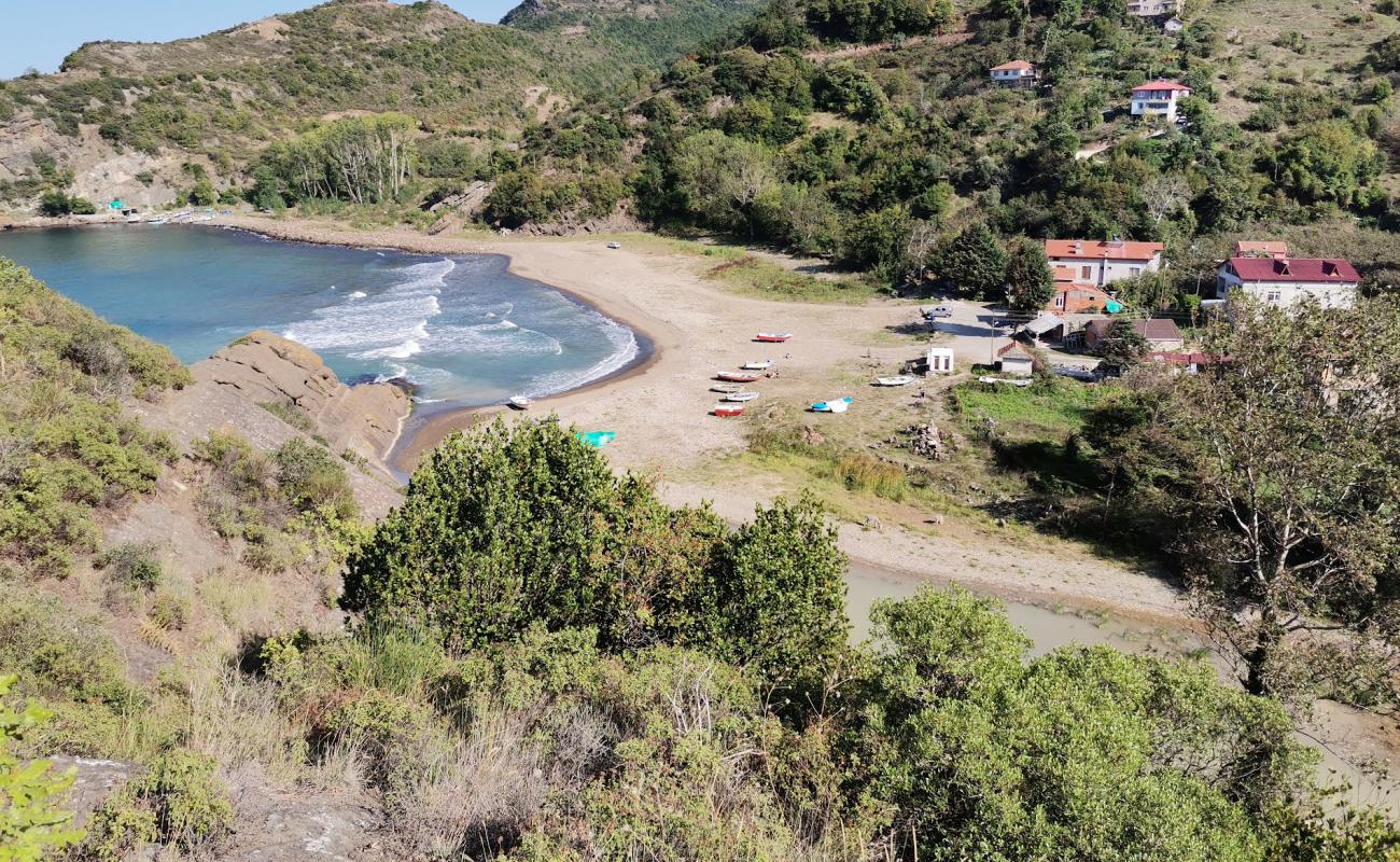 Karamam Koyu Plaji'in fotoğrafı gri kum ve çakıllar yüzey ile