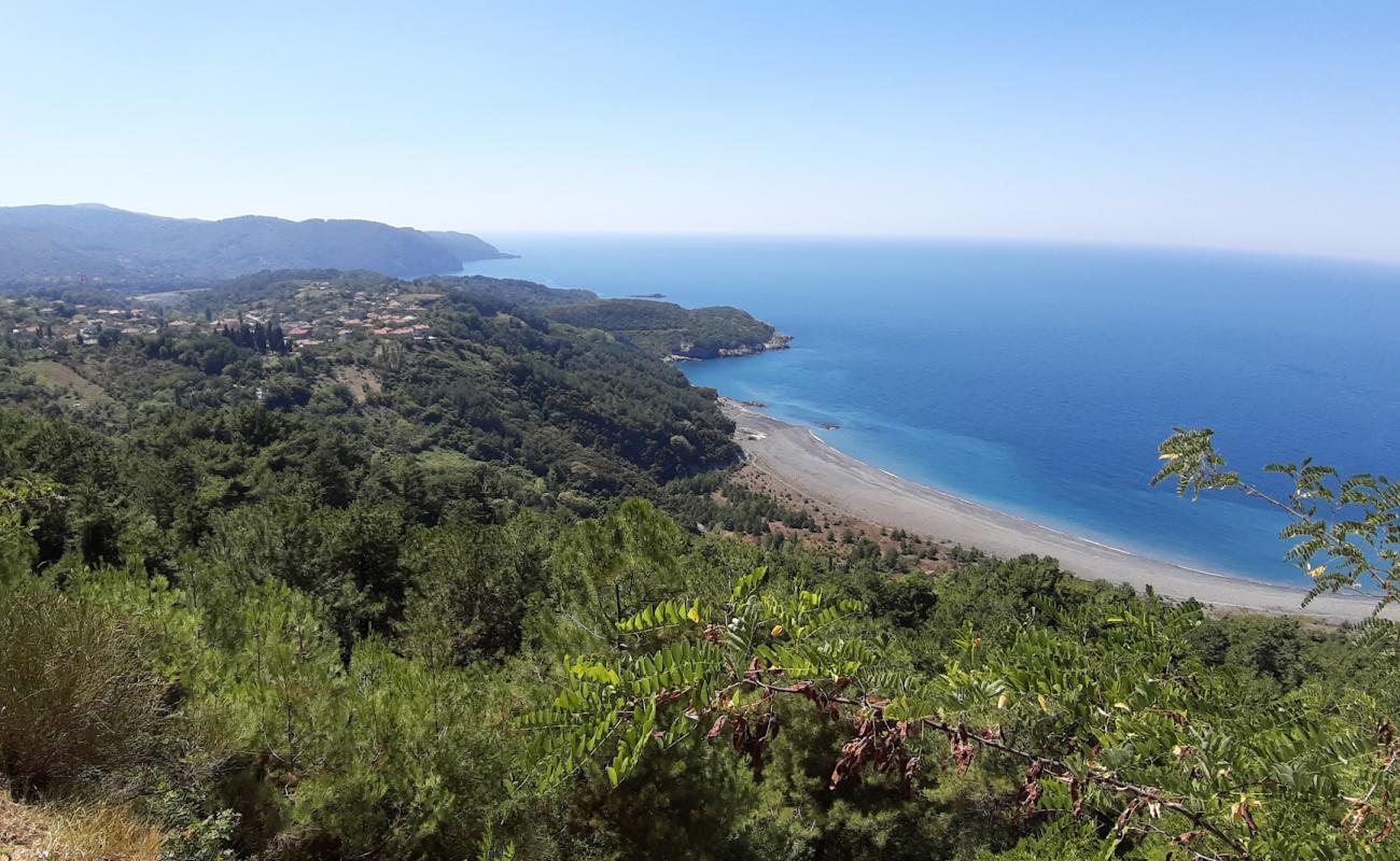 Gomu Beach'in fotoğrafı gri kum ve çakıllar yüzey ile