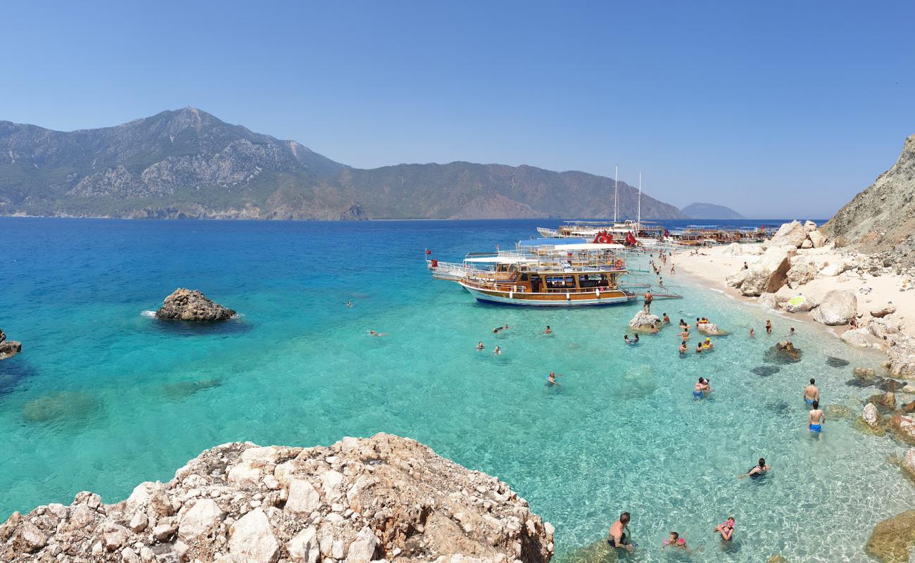 Suluada Plaji'in fotoğrafı küçük bej çakıl yüzey ile