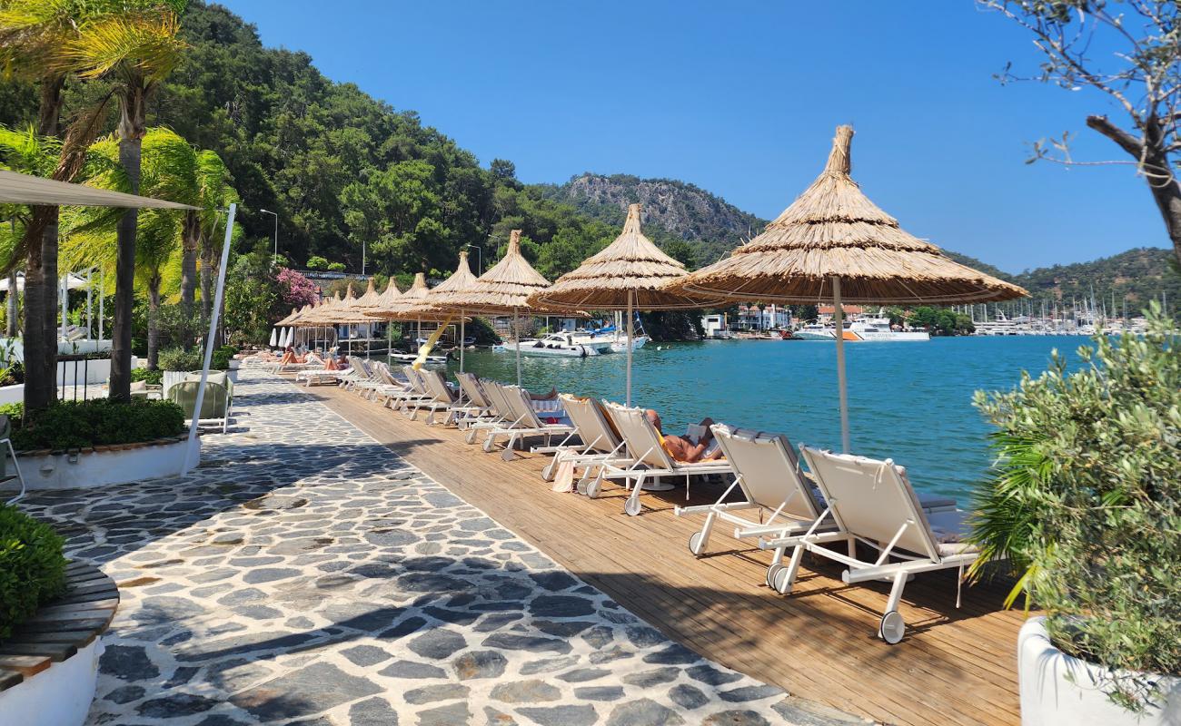 Yacht Classik Plaji'in fotoğrafı küçük bej çakıl yüzey ile