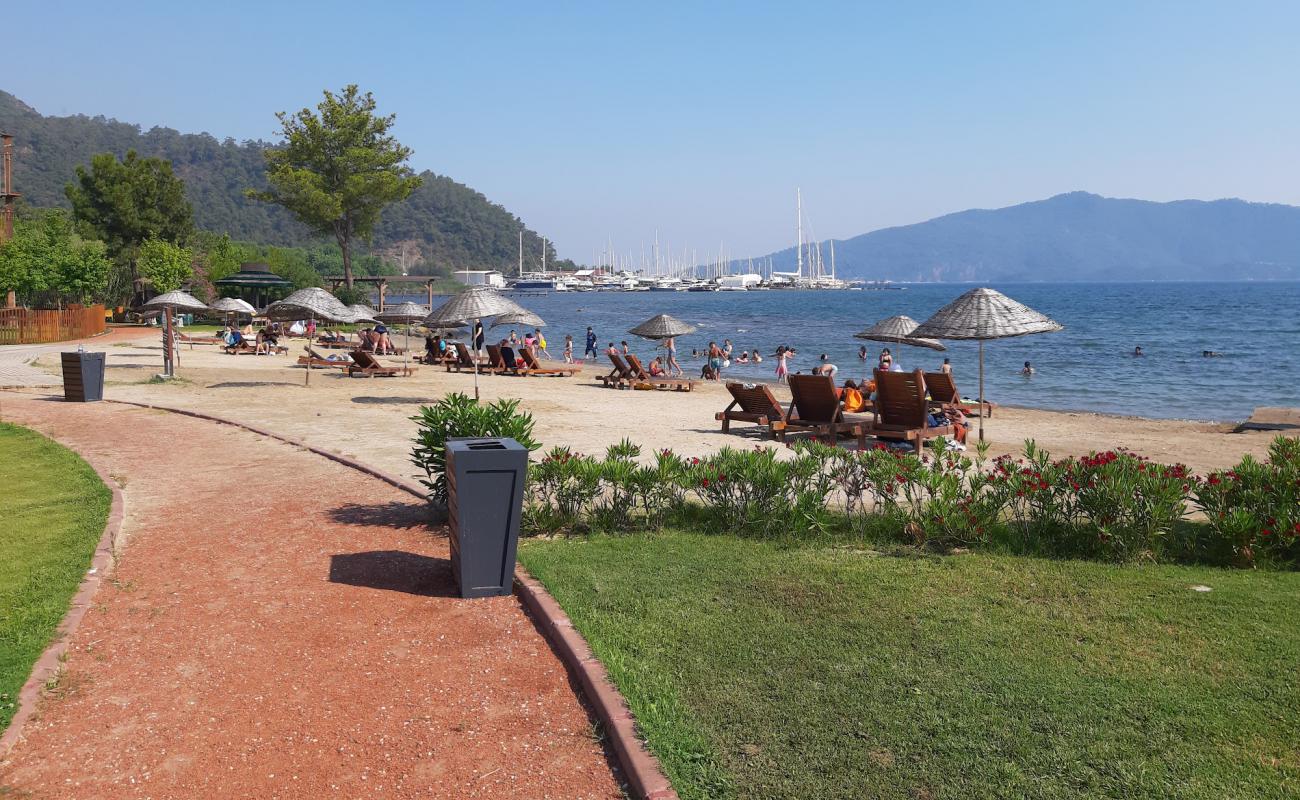 Marmaris Burunucu Macera Plaji'in fotoğrafı açık bej kum yüzey ile