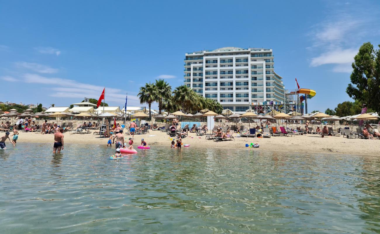 Liberty Kuşadası Hotel Plaji'in fotoğrafı açık bej kum yüzey ile