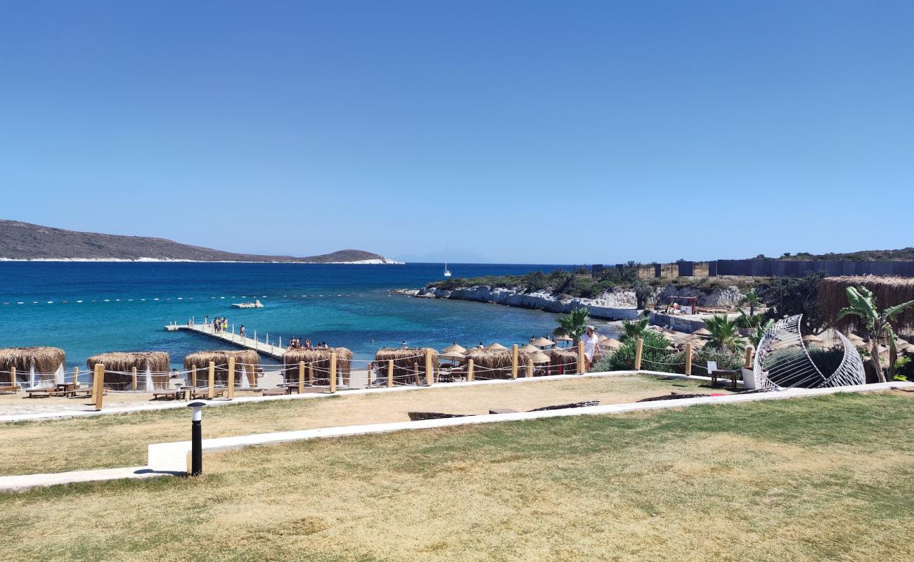 Dolce by Wyndham Cesme Alacati Plaji'in fotoğrafı açık bej kum yüzey ile