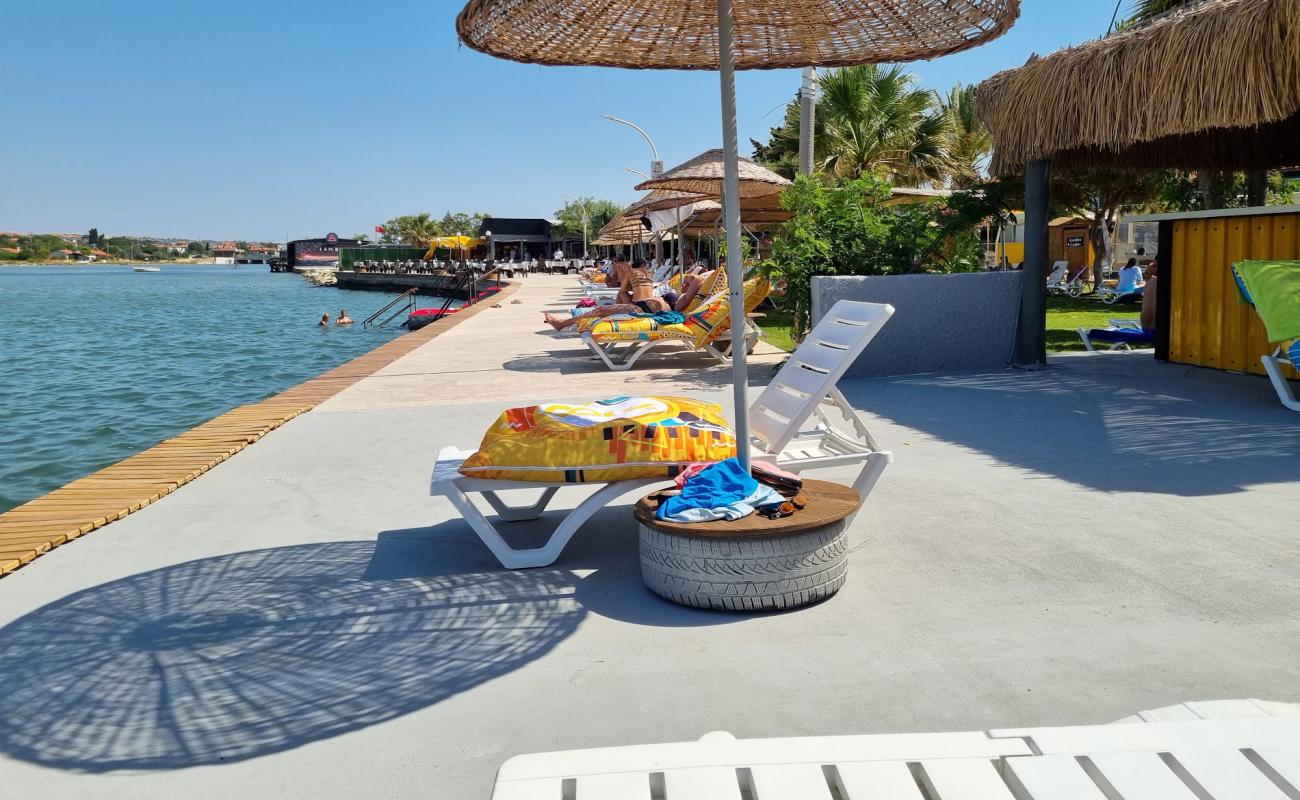 Sifne Termal Plaji'in fotoğrafı beton kaplı yüzey yüzey ile