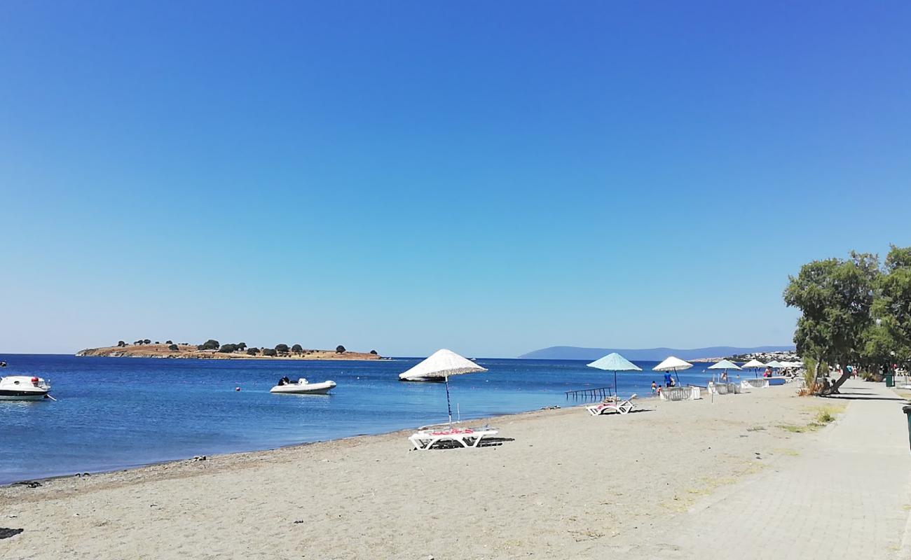 Adakent Plajı'in fotoğrafı gri kum ve çakıllar yüzey ile