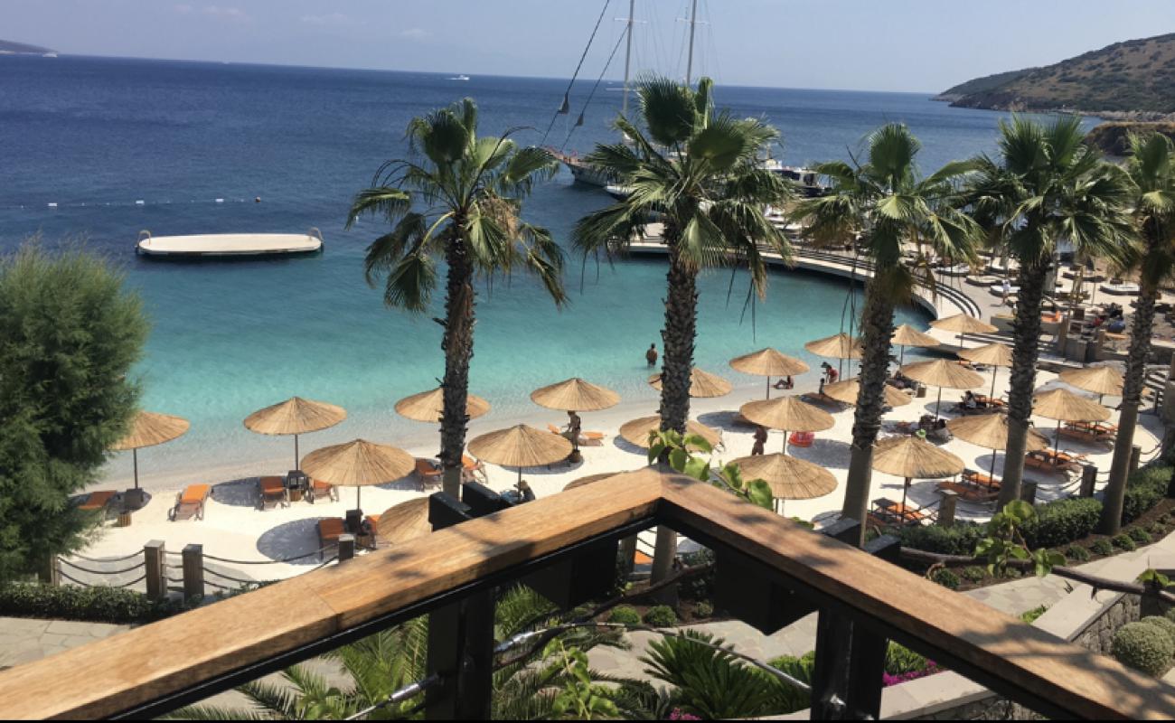Caresse Plaji'in fotoğrafı açık bej kum yüzey ile