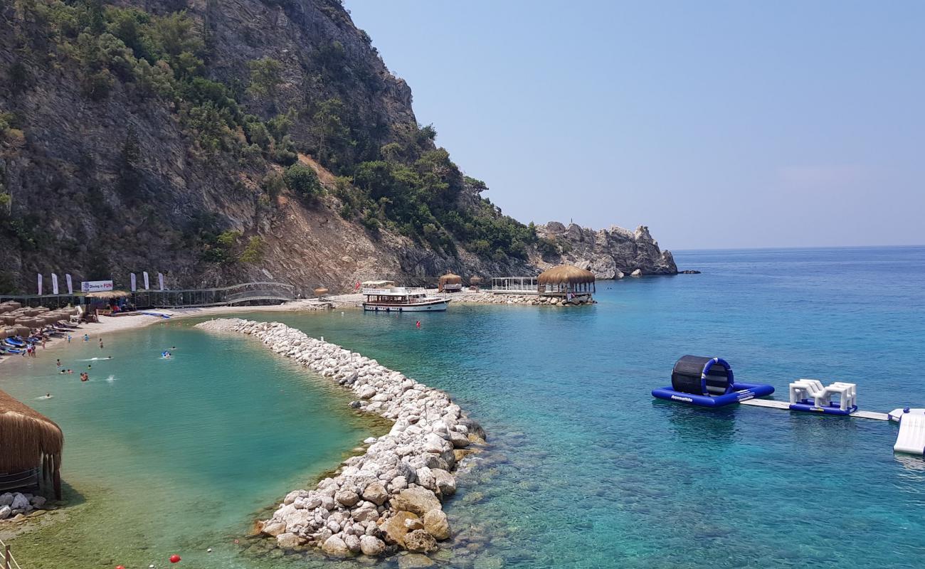 Lykia Plaji'in fotoğrafı küçük gri çakıllar yüzey ile