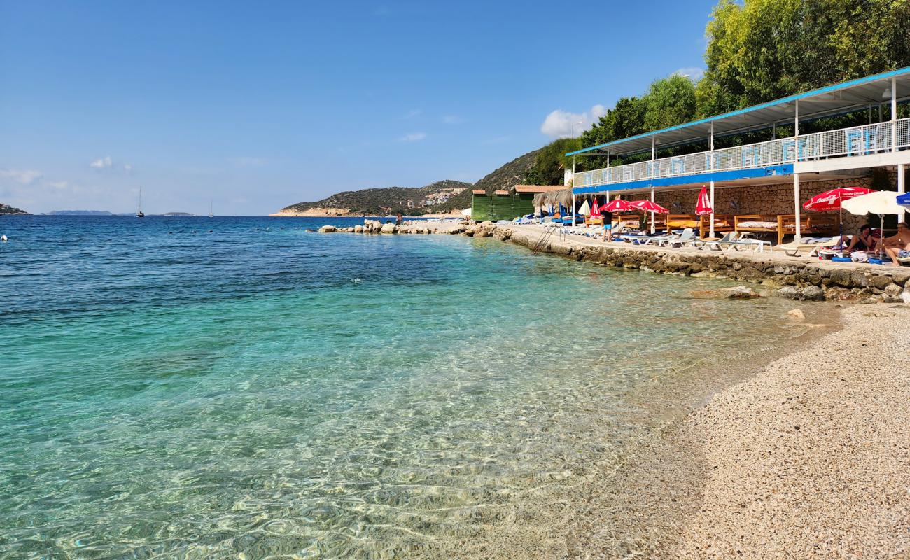 Kaş Belediyesi Acisu Halk Plaji'in fotoğrafı küçük gri çakıllar yüzey ile