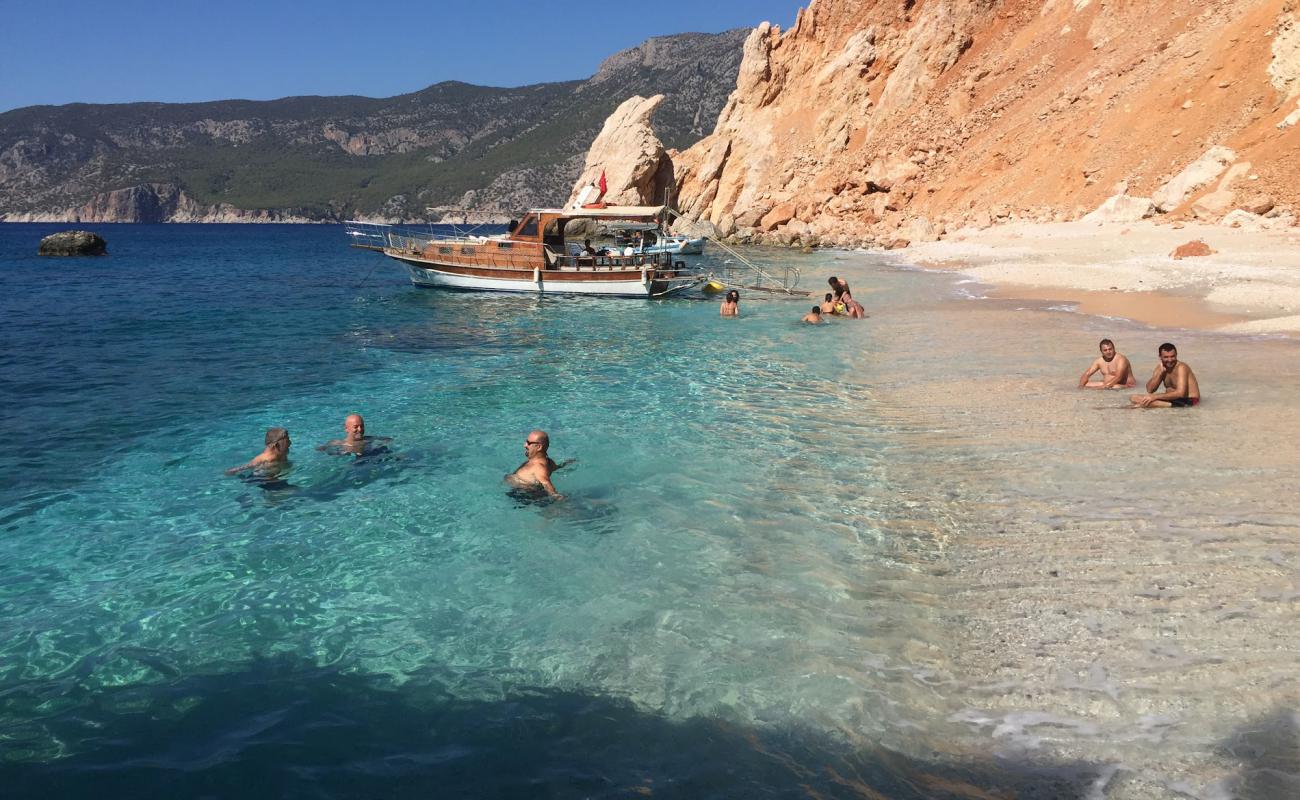 Suluada Kumsal Plaji'in fotoğrafı küçük bej çakıl yüzey ile