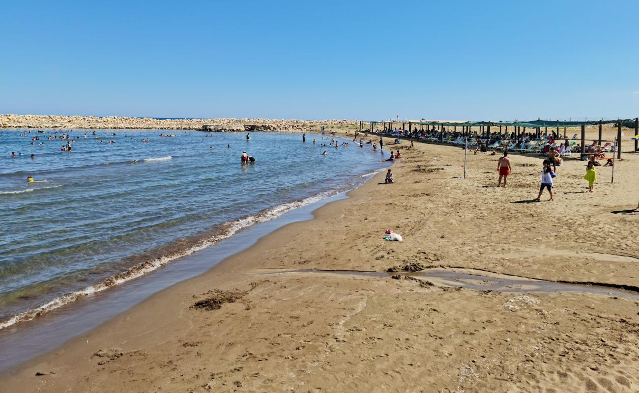 Erdemli Topraksu Plajı'in fotoğrafı açık bej kum yüzey ile