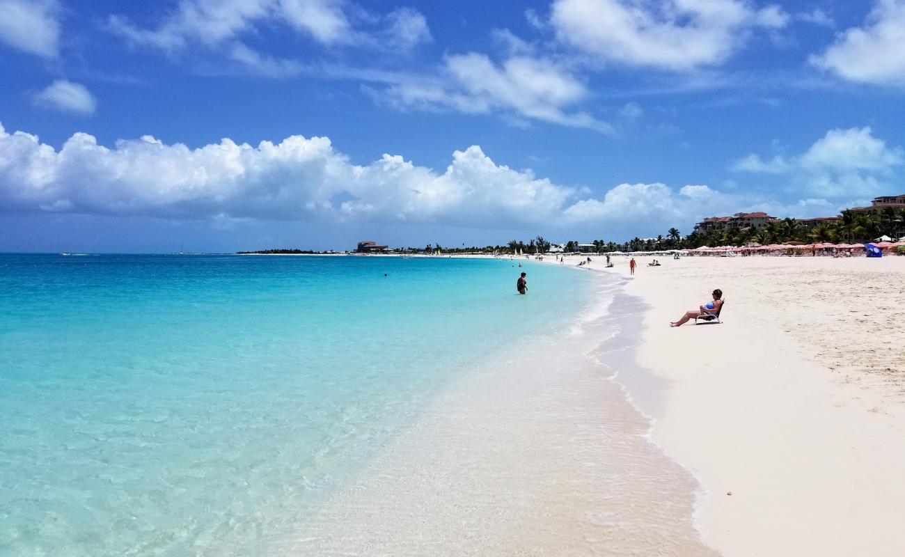 Grace Bay Plajı'in fotoğrafı beyaz ince kum yüzey ile