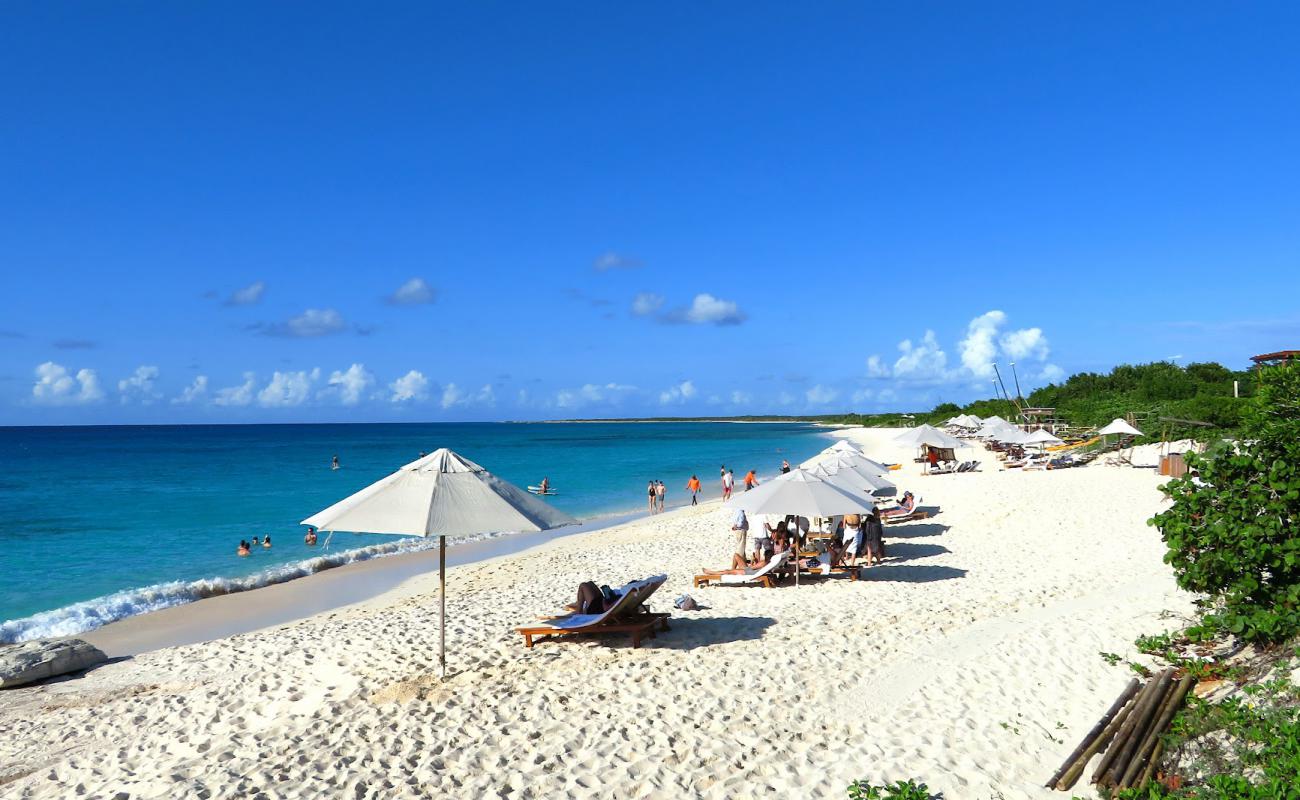 Malcolm's Road beach'in fotoğrafı beyaz kum yüzey ile
