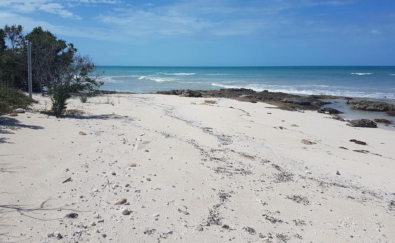 Simeon Rugby Hole beach'in fotoğrafı parlak kum ve kayalar yüzey ile