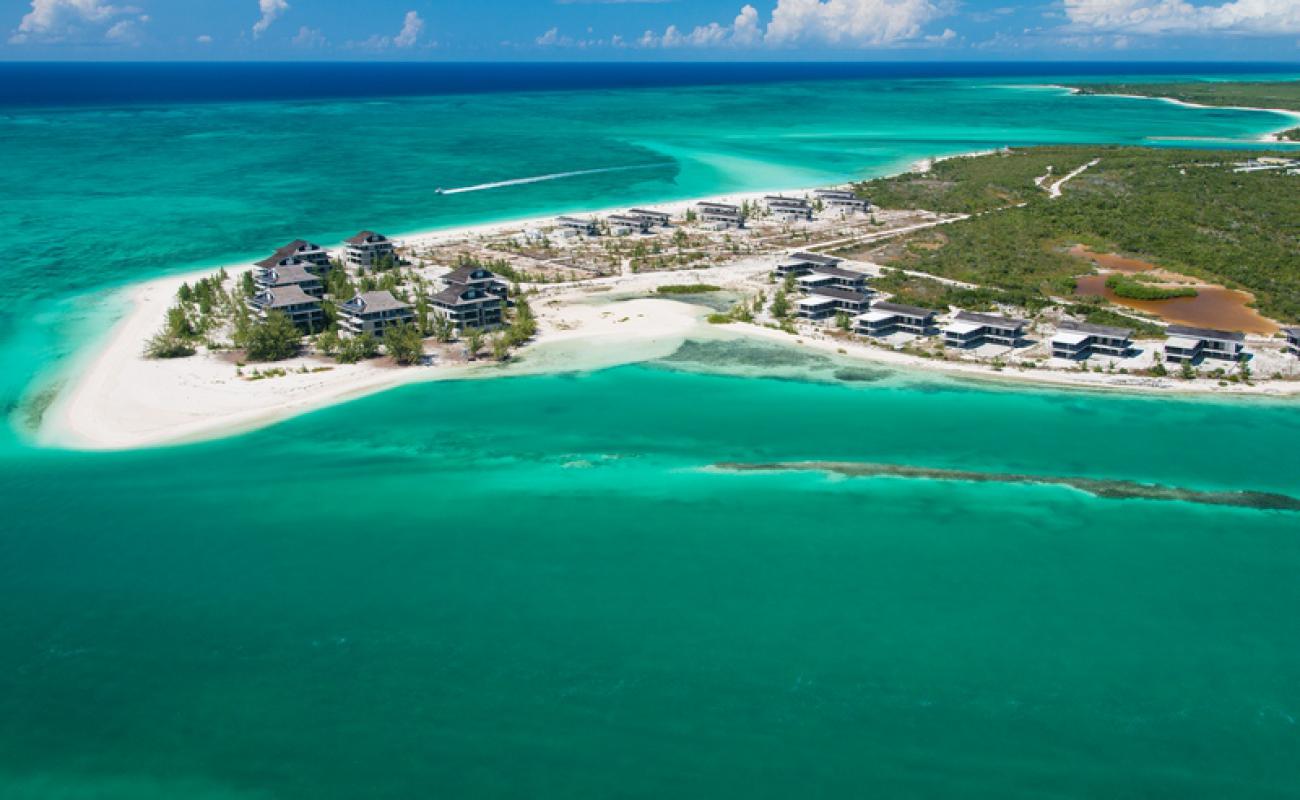 Dellis Cay beach'in fotoğrafı i̇nce bej kum yüzey ile