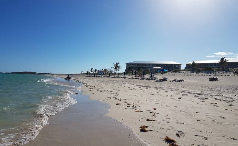 East Bay Caicos'in fotoğrafı i̇nce bej kum yüzey ile
