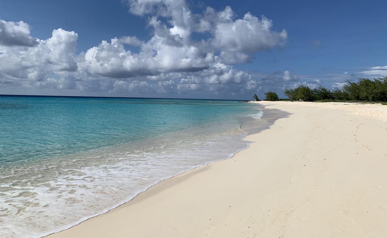 Cockburn Town beach II'in fotoğrafı parlak kum yüzey ile