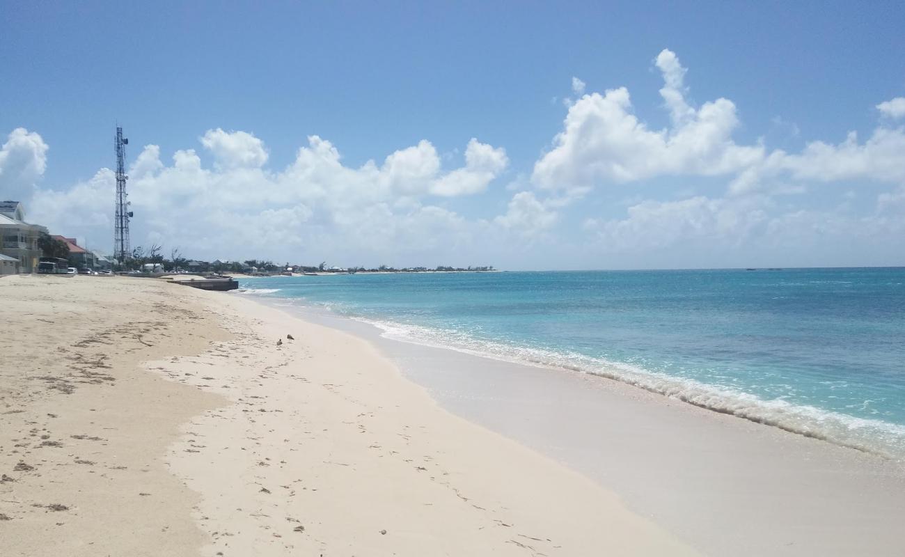 Cockburn Town beach'in fotoğrafı i̇nce bej kum yüzey ile