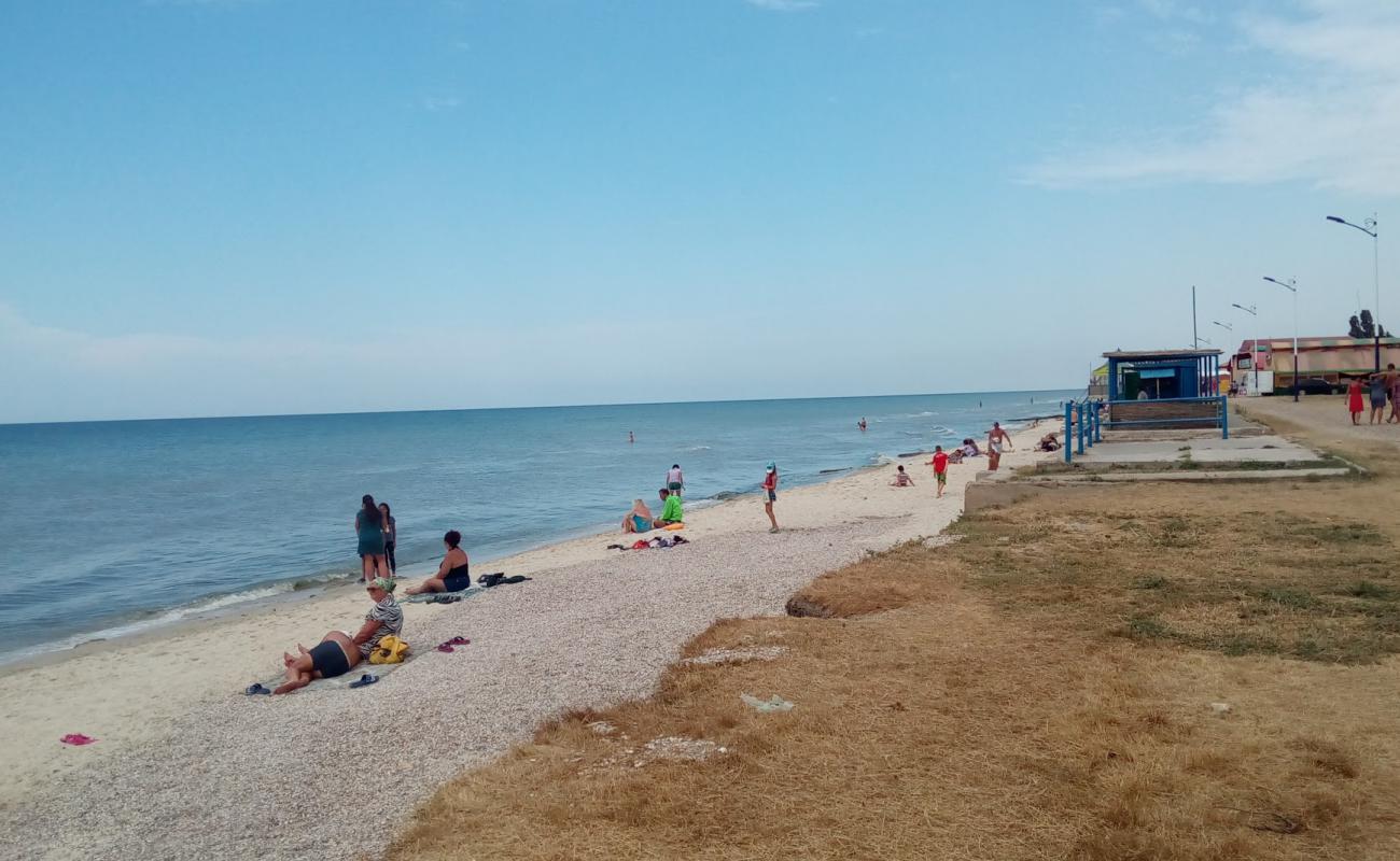Primorskoye Plyazh'in fotoğrafı açık bej kum yüzey ile