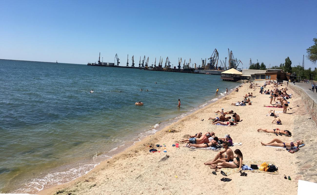 Plyazh Berdyansk'in fotoğrafı bej kabuklu kum yüzey ile