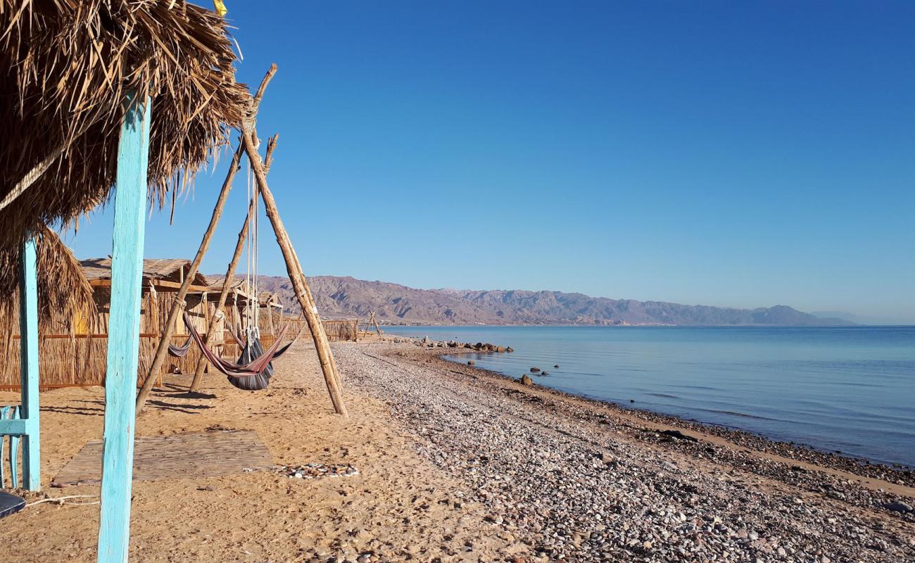 Nuweiba beach'in fotoğrafı bej çakıl yüzey ile